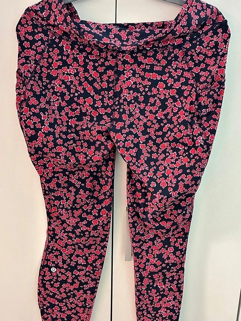 Lululemon Floral Leggings in Black & Pink Size Medium NWT
